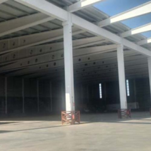 Estructura y acceso a las naves Cobadu de Villaralbo